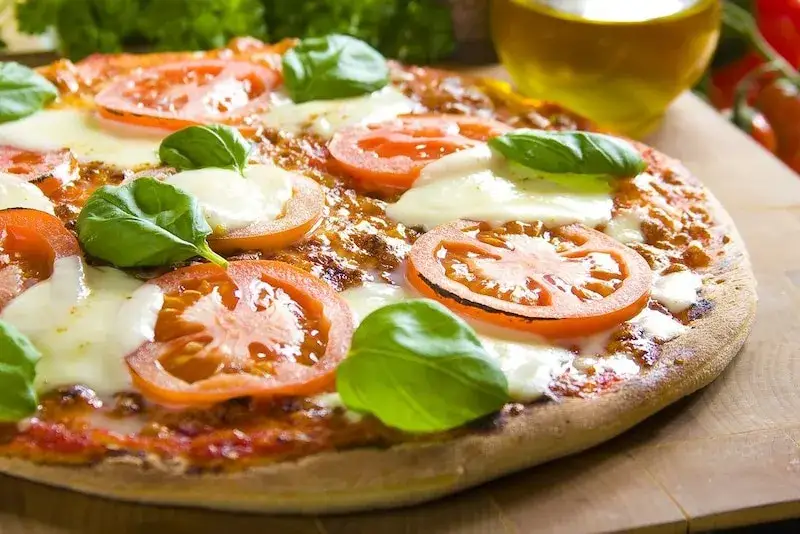 Jak zrobić pizzę margarita w prosty sposób – przepis krok po kroku