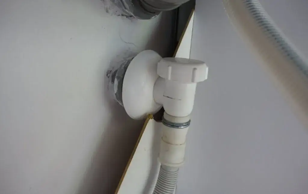 Jak zamontować odpływ zmywarki do syfonu?