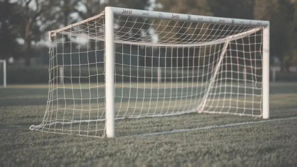 Wymiary bramki do piłki nożnej: Od FIFA po Orlika pełny przewodnik