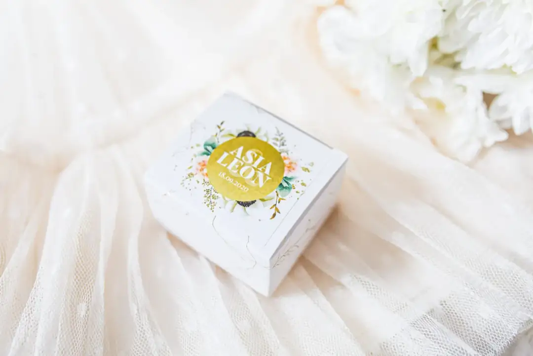 Kto kupuje cukierki na wesele? Odkryj, kto powinien się tym zająć