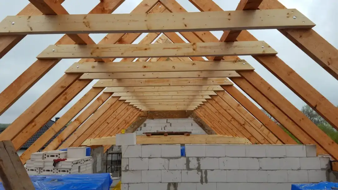 Dach jętkowy: wytrzymała konstrukcja dla Twojego poddasza użytkowego