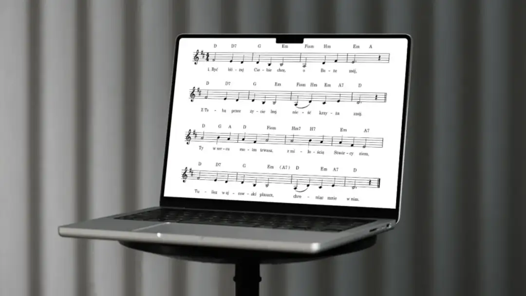 Laptop wyświetla zapis nutowy pieśni maryjnych.
