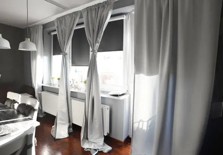 Idealne firanki do rolet: jak nie popełnić błędu przy wyborze zasłon