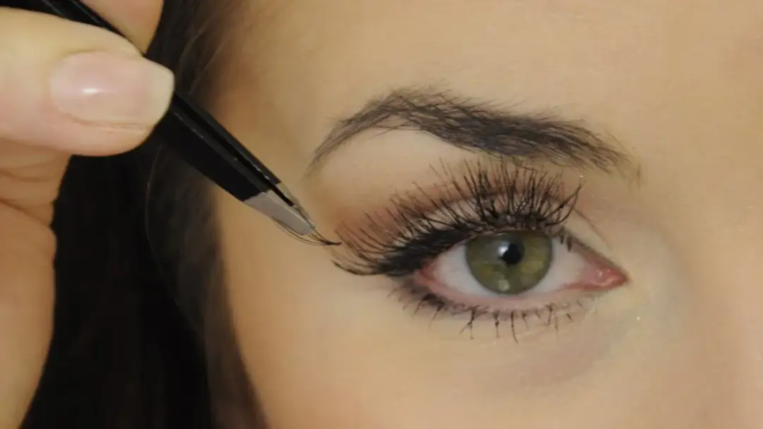 Sztuczne rzęsy z Rossmanna: Jak długo się trzymają?