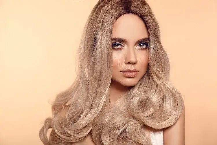 Jak skutecznie uzyskać włosy blond bez żółtego odcienia: sprawdzone sposoby