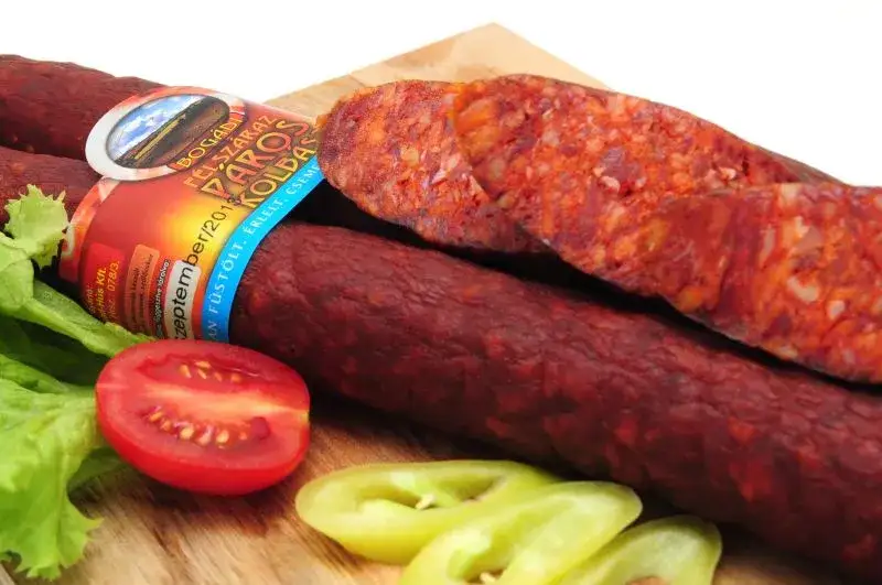Kiełbasa salami: sekrety produkcji, rodzaje i zastosowanie w kuchni