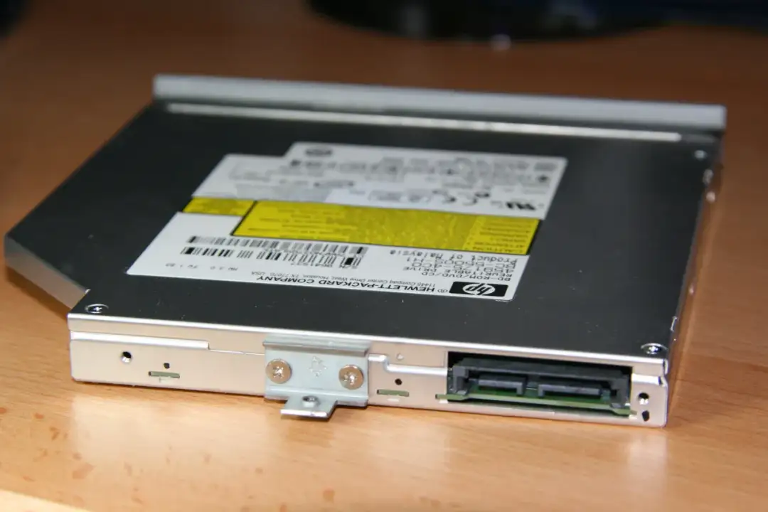 Jak podłączyć napęd DVD do komputera SATA - uniknij problemów z instalacją