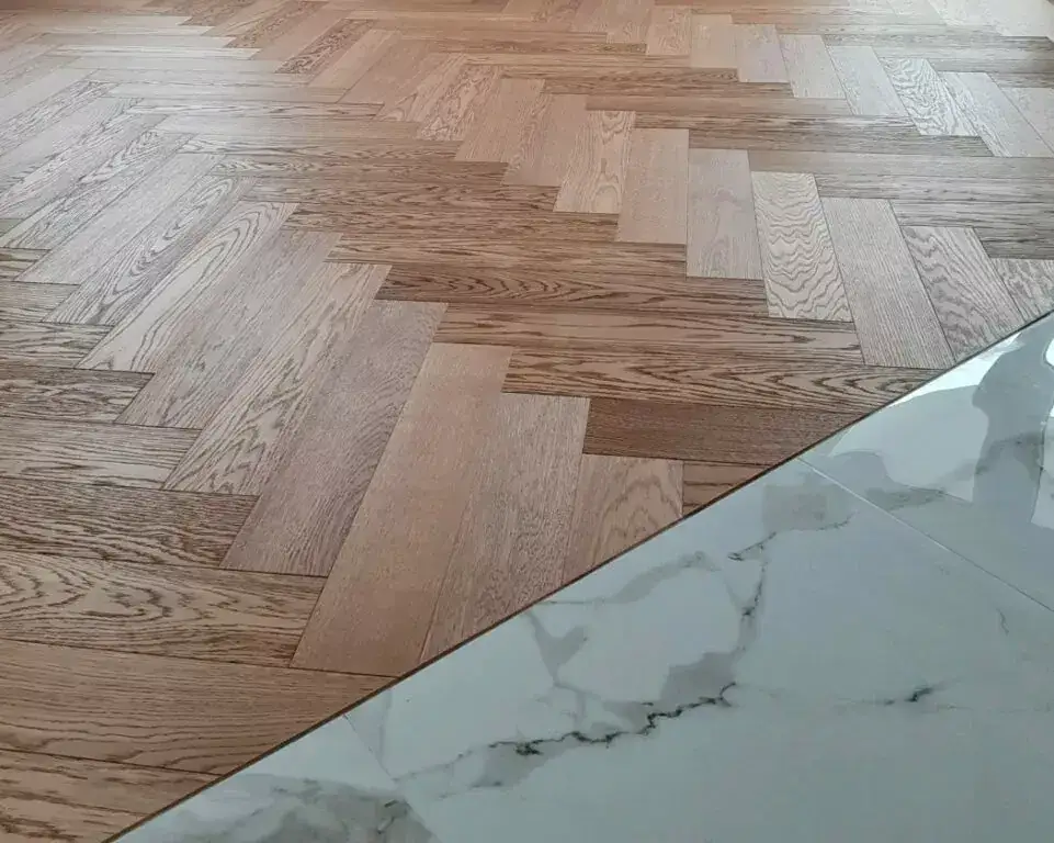 Jak połączyć parkiet z płytkami – praktyczne metody i porady na każdą sytuację