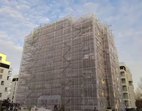 Plandeki na rusztowania OLX - jak wybrać najlepsze osłony ochronne?