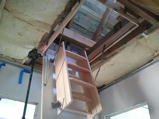 Montaż schodów strychowych: Przewodnik krok po kroku | Jak zrobić to samemu?