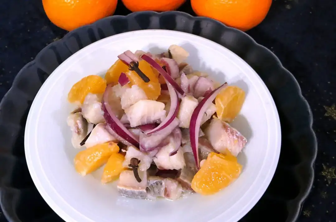 Śledzie przepisy: przepis na śledzie z pomarańczami i chrzanem Śledzie przepisy: przepis na śledzie z pomarańczami i chrzanem