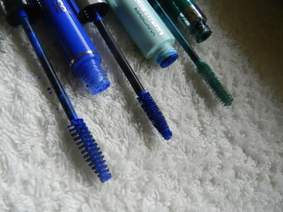 Niebieski tusz do rzęs dla kogo? Idealne dopasowanie do Twoich oczu