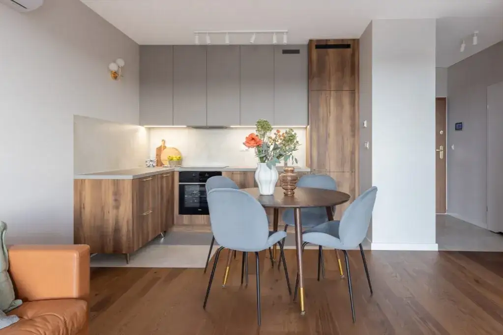 Jaki kolor ścian do brązowych mebli w kuchni, aby uniknąć błędów?