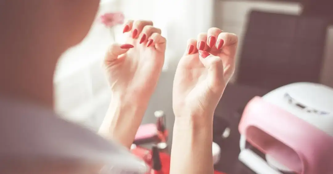 Czy manicure hybrydowy utwardza paznokcie? Fakty i mity o jego wpływie na zdrowie