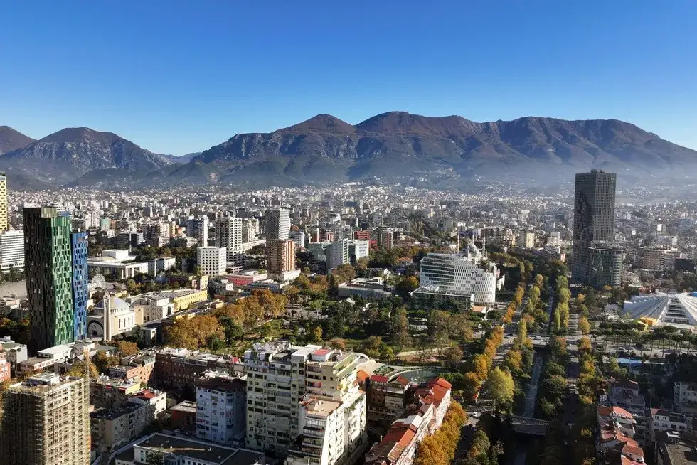 Tirana: co zwiedzić? Przewodnik po atrakcjach i weekendowym wypadzie