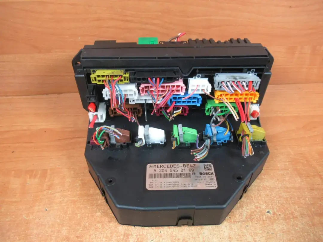 Gdzie są bezpieczniki w Mercedesie C Klasa W204? Znajdź je łatwo!