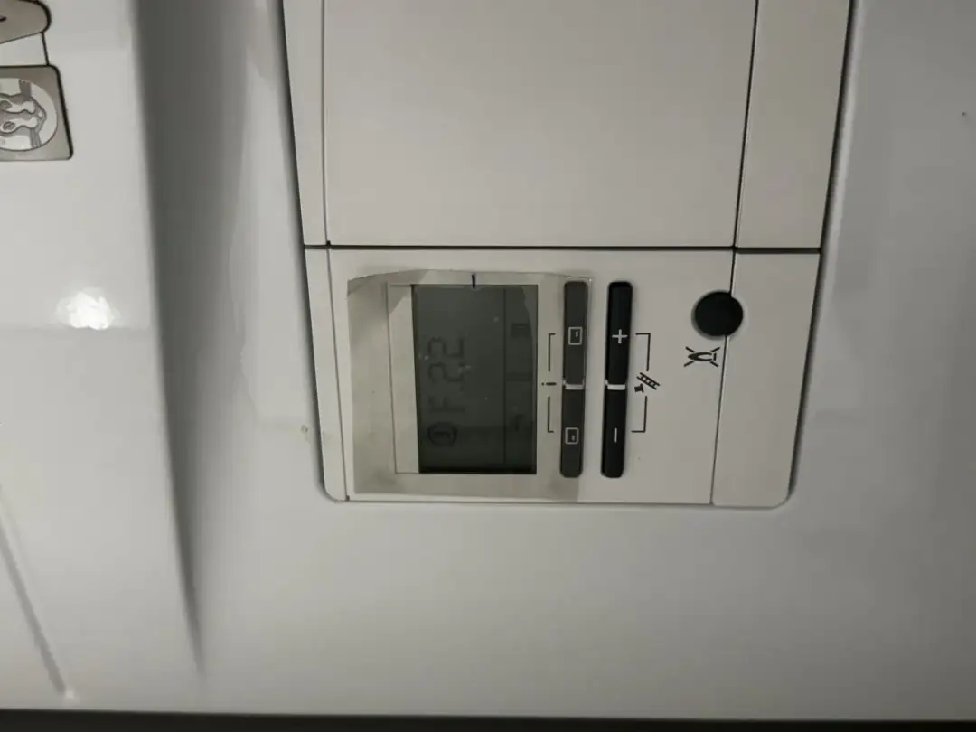 Wyświetlacz pieca gazowego Vaillant pokazuje ciśnienie 2.2 bar. Aby dopuścić wodę do pieca, należy użyć pokrętła z symbolem kranu.