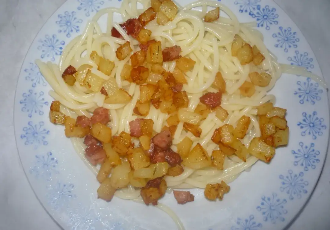 Spaghetti z ziemniakami: Sekret kremowego sosu z "cucina povera"