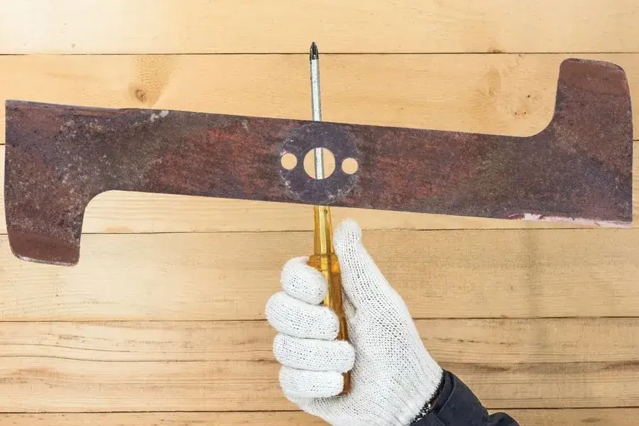 Jak zamontować nóż do kosiarki - uniknij błędów i oszczędź czas