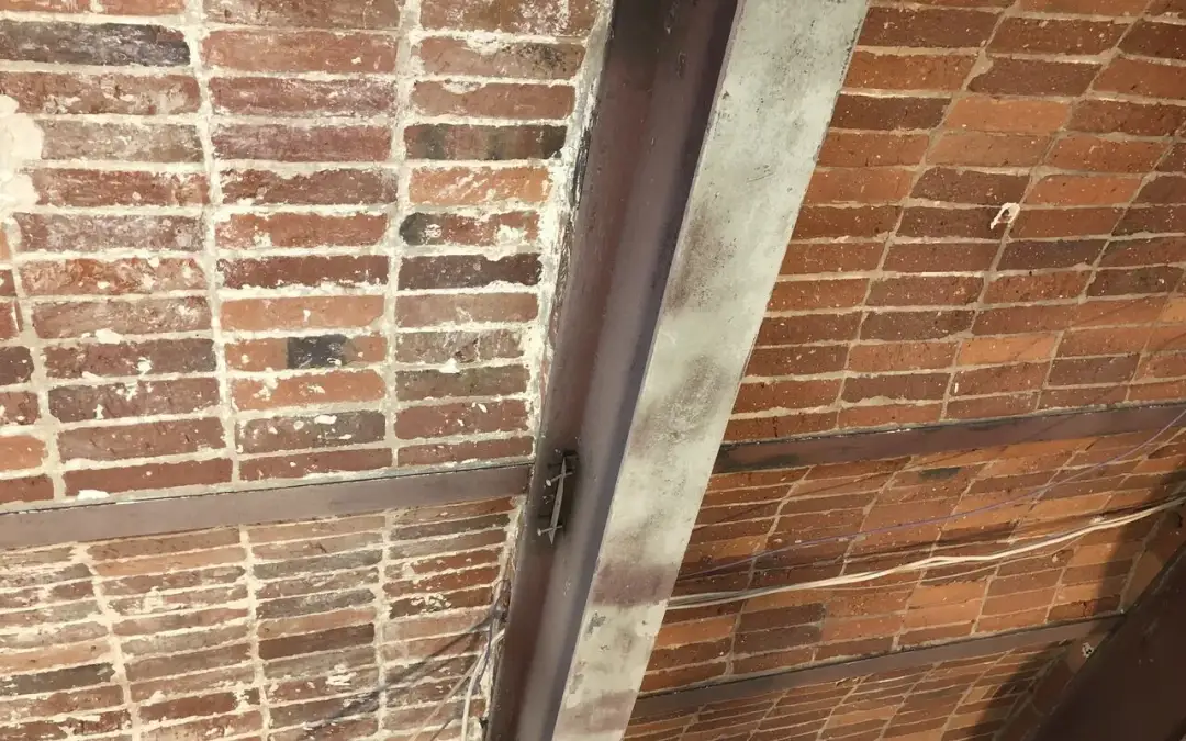 Jak oczyścić cegłę z tynku i uniknąć jej uszkodzenia