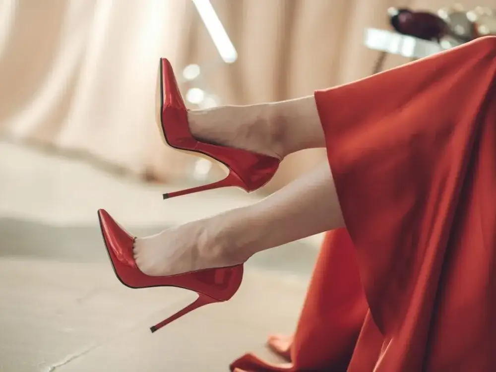 Jakie buty do czerwonej sukienki? Poradnik krok po kroku
