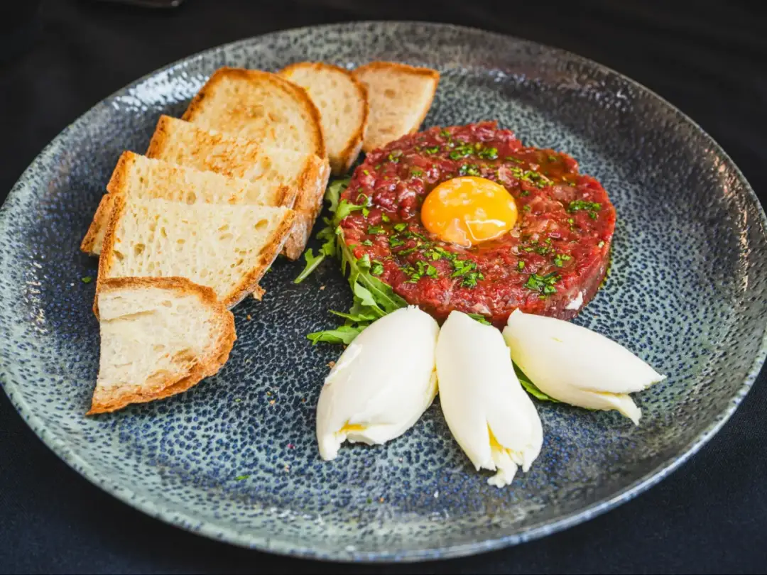 Jak zrobić tatara z wołowiny - prosta receptura na wyjątkowy smak