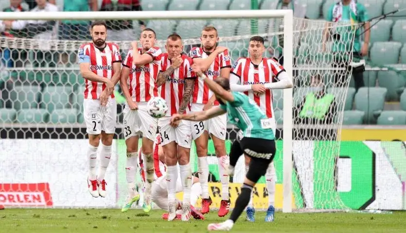 Jak ustawiać mur w piłce nożnej, aby skutecznie bronić bramki