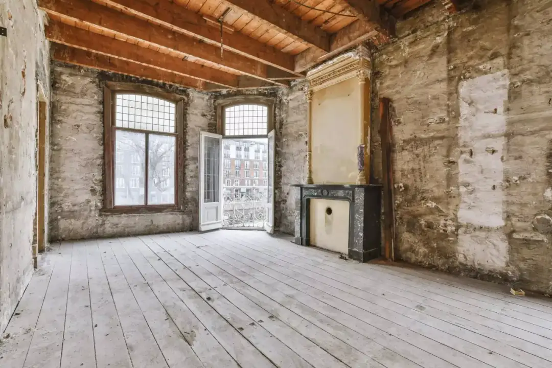 Prawdziwy koszt remontu starego domu. Uniknij finansowej katastrofy!