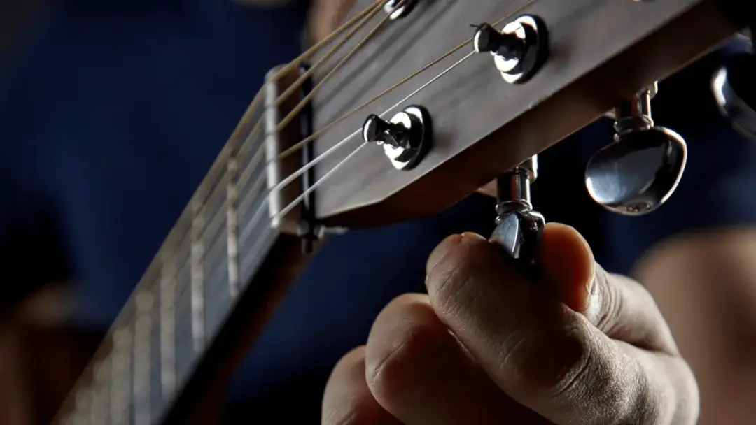 Jak założyć struny do gitary akustycznej bez błędów i stresu