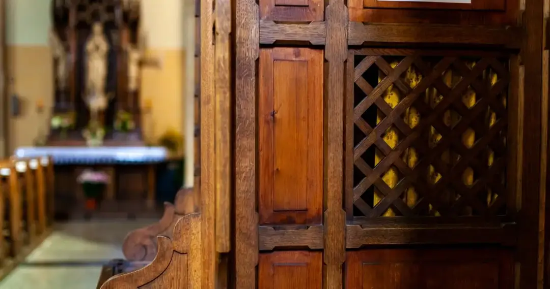 Warunki dobrej spowiedzi: kluczowe kroki, by uniknąć błędów i odzyskać spokój duszy