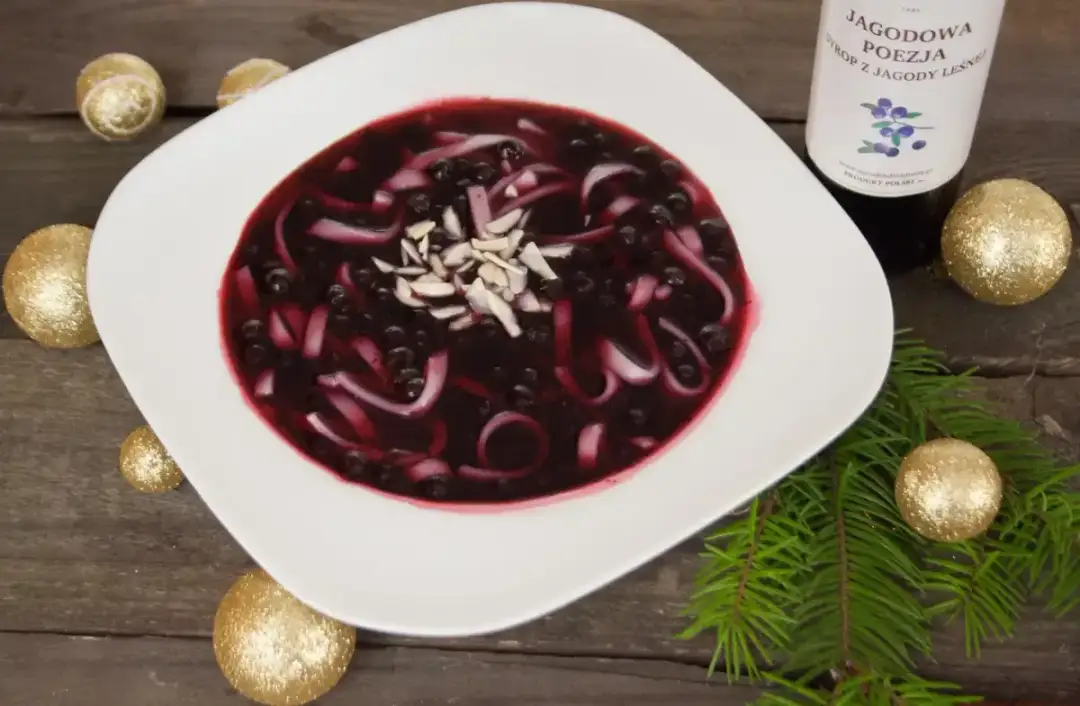 Zupa jagodowa z kluskami! Jak przygotować pyszny letni przysmak?