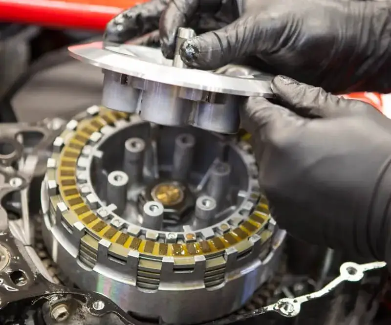 Todo lo que necesitas saber sobre el embrague en una moto y su mantenimiento