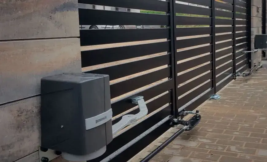 Bramy przesuwne czy dwuskrzydłowe: co wybrać, by nie żałować?