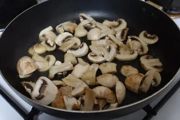 Jak gotować pieczarki do sałatki, aby były pyszne i chrupiące