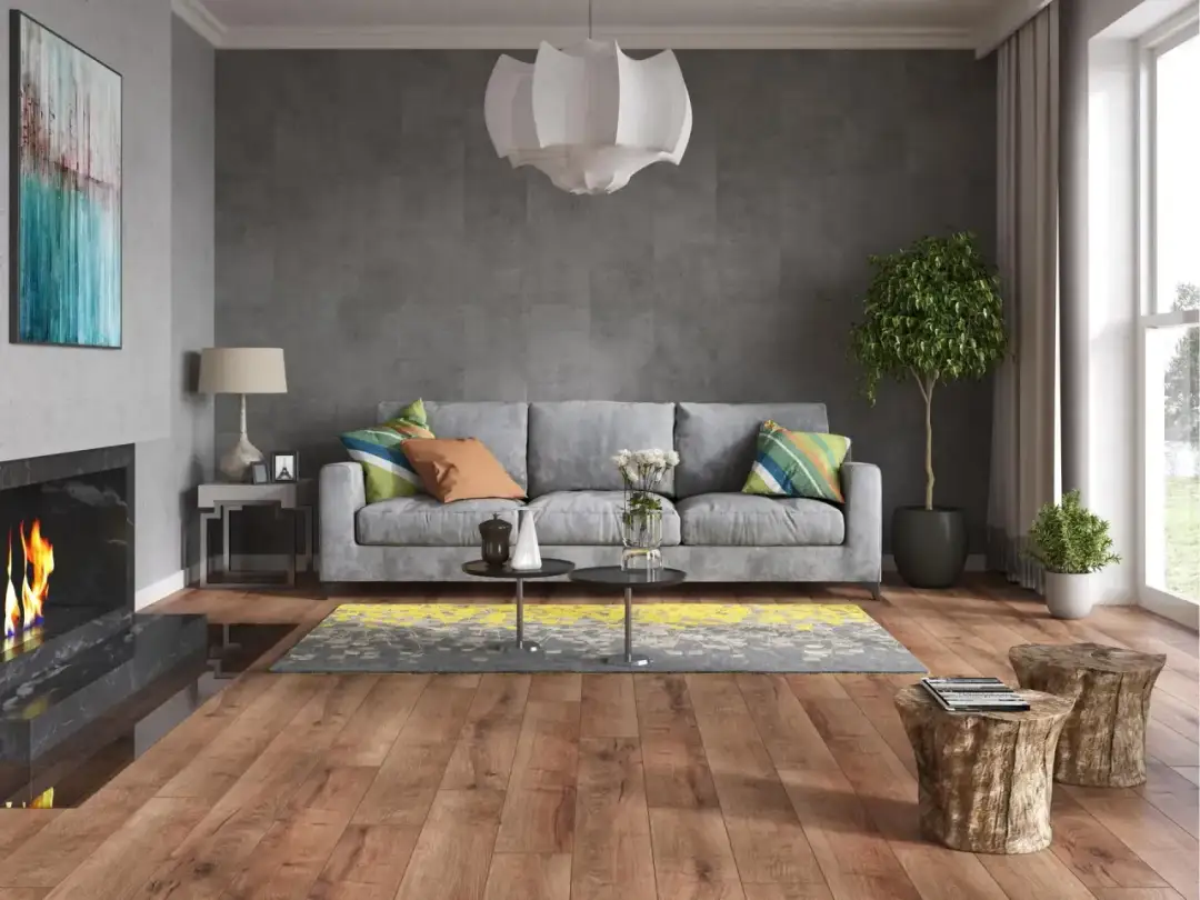 Nowoczesny salon z szarymi płytami ściennymi dekoracyjnymi, kominkiem, sofą i drewnianą podłogą.