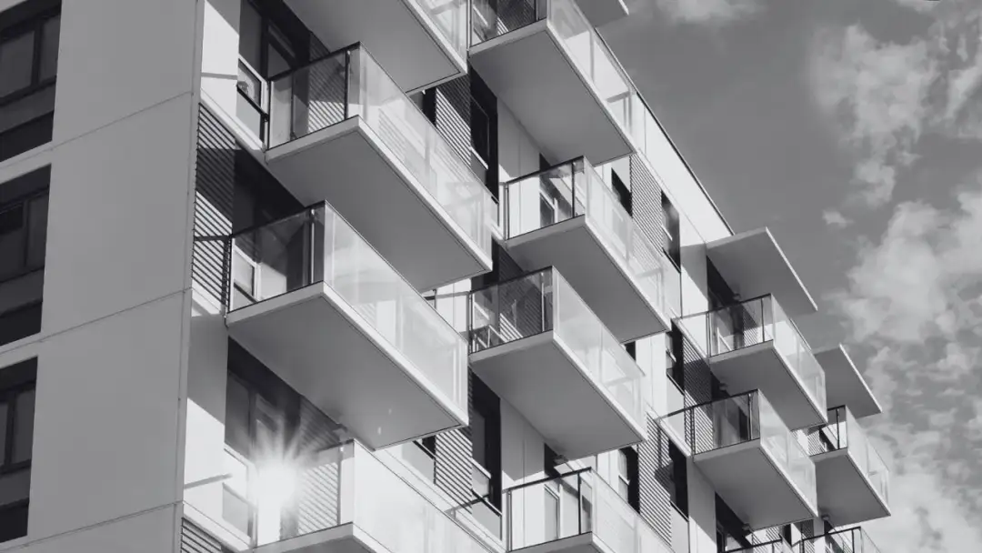 Nowoczesny blok z balkonami. Dowiedz się, jak zostać członkiem spółdzielni mieszkaniowej i zamieszkać w takim miejscu.