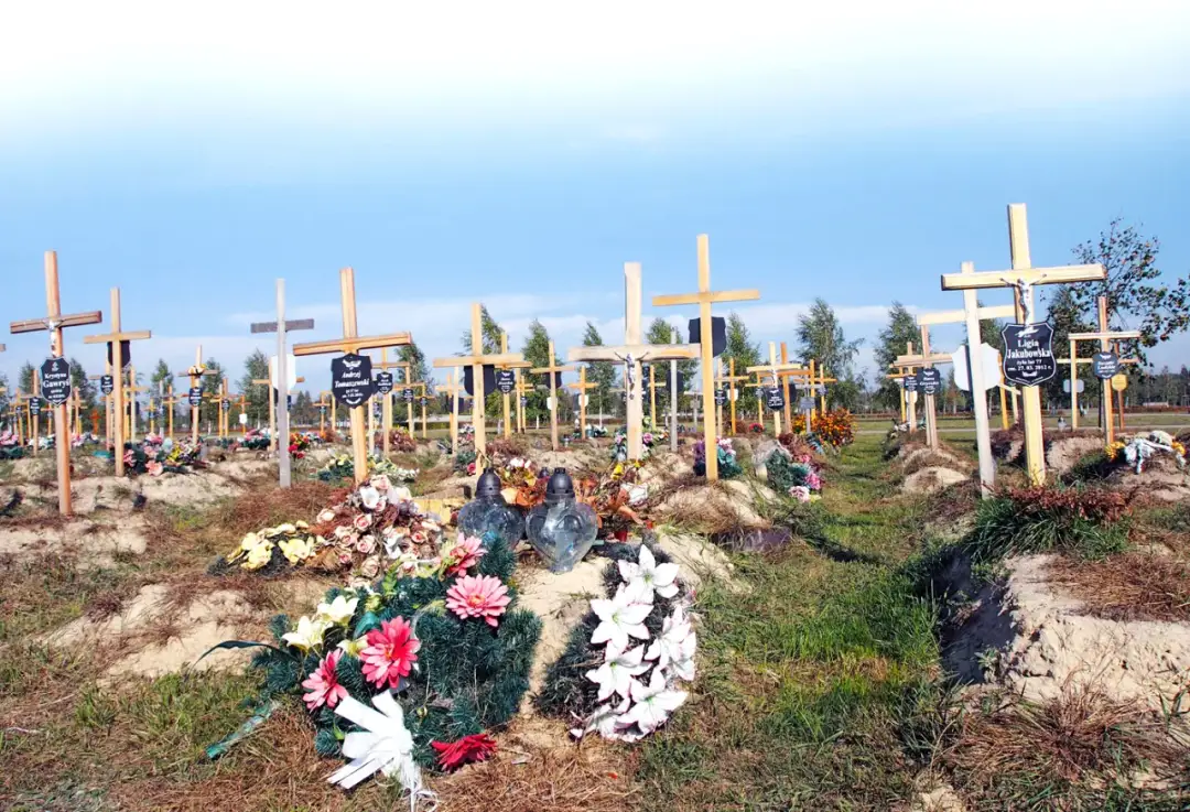 Gdzie kupić krzyż na cmentarz? Sprawdź najlepsze oferty i porady