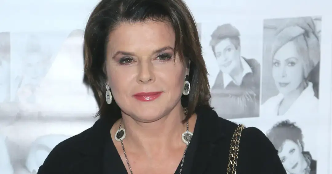 Alicja Resich-Modlińska, znana z walki z chorobą, na tle swoich zdjęć.