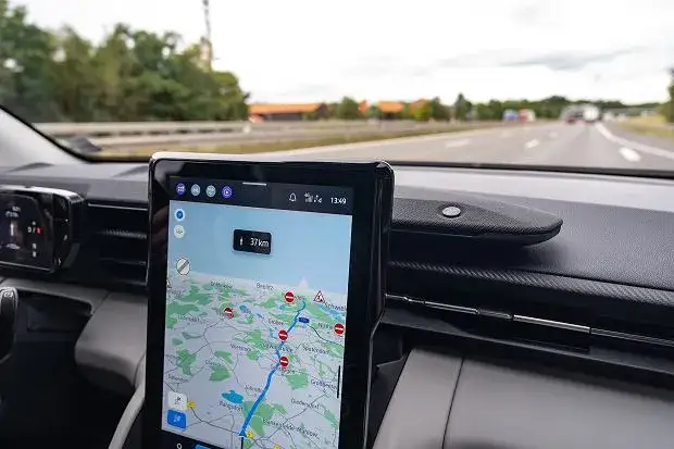Jak ustawić nawigację w samochodzie, aby uniknąć problemów w trasie