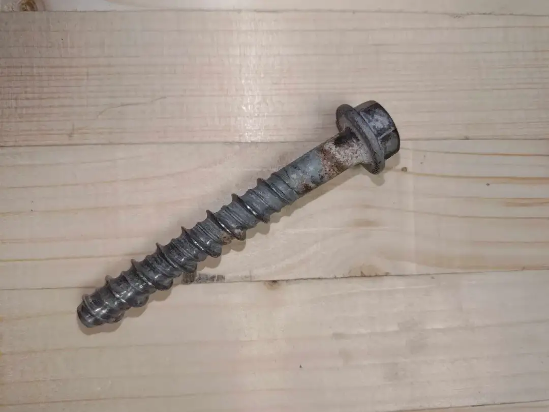 Kotwy do drewna wkręcane – jak uniknąć błędów przy montażu?