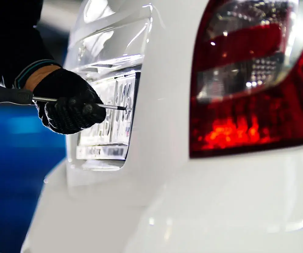 Kradzież dowodu rejestracyjnego: przestępstwo czy wykroczenie?