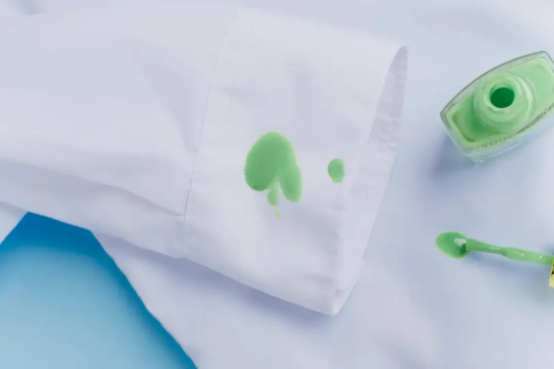 Jak zmyć lakier hybrydowy z ubrania? Skuteczne metody na trudne plamy