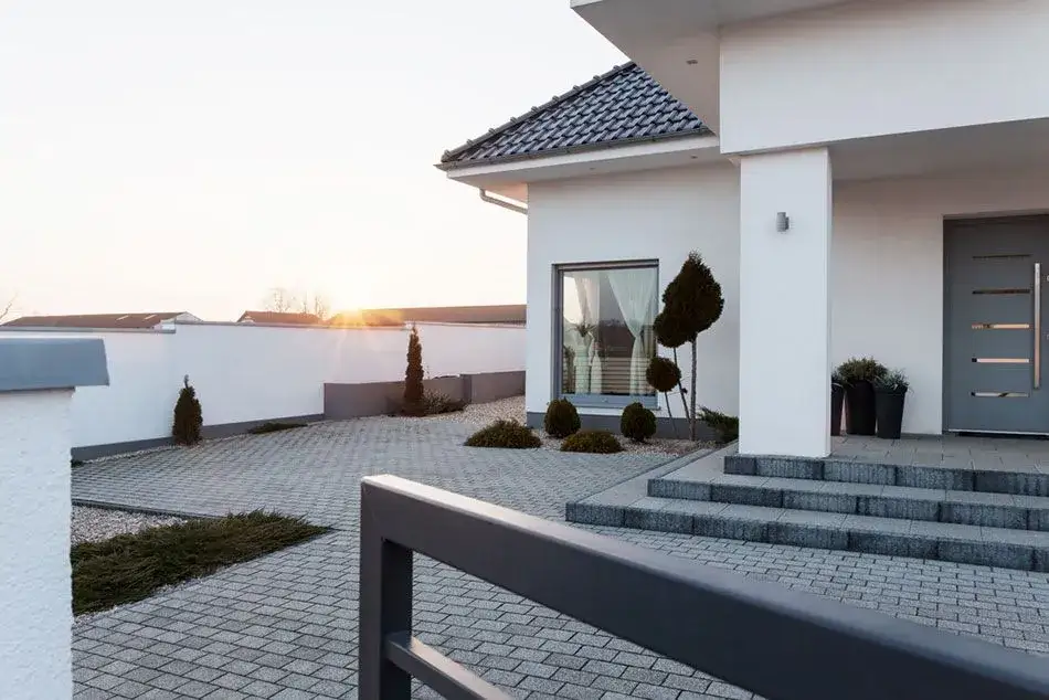 Jaką kostkę do białej elewacji wybrać, aby uniknąć błędów?