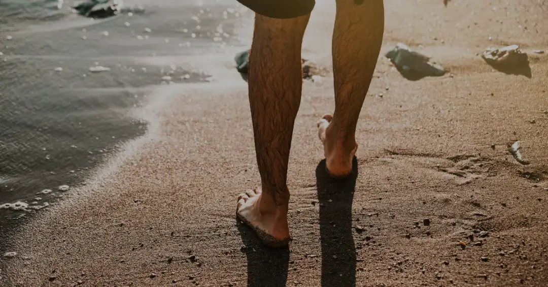 Czy mężczyzna powinien golić nogi? Oto plusy i minusy tej decyzji