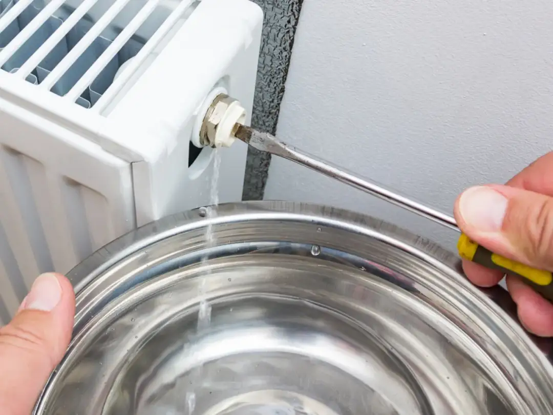 Zapowietrzone grzejniki: objawy, przyczyny i jak je szybko odpowietrzyć