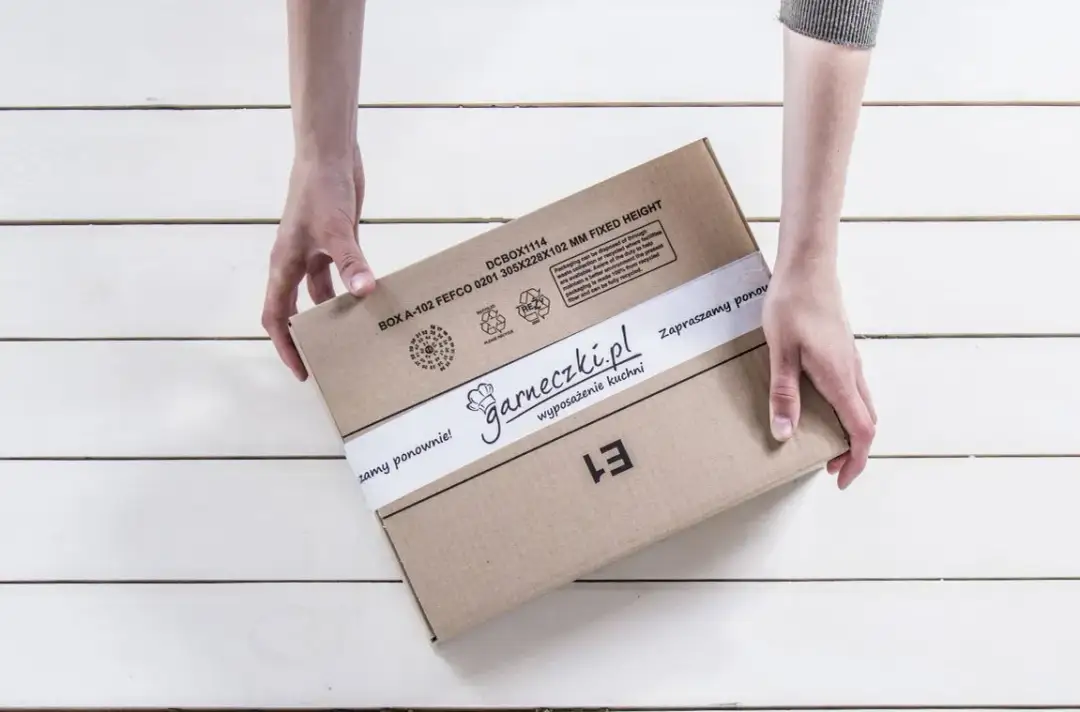 Jak zapakować patelnię, aby uniknąć zarysowań i uszkodzeń podczas transportu