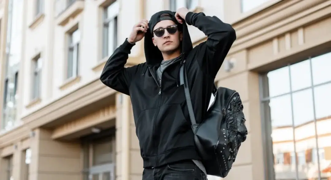 Stylowe bluzy z kapturem dla chłopca w atrakcyjnych cenach