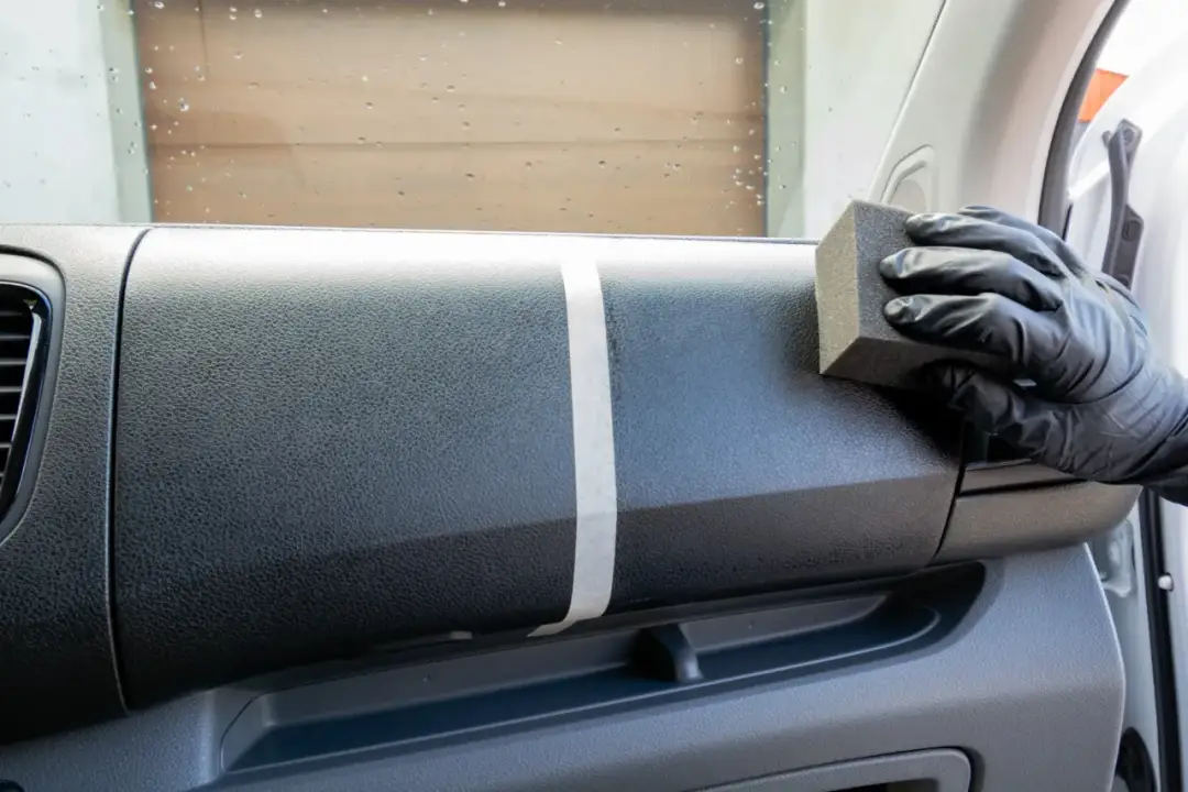 Czym czyścić plastiki w samochodzie, aby uniknąć zarysowań i matowienia