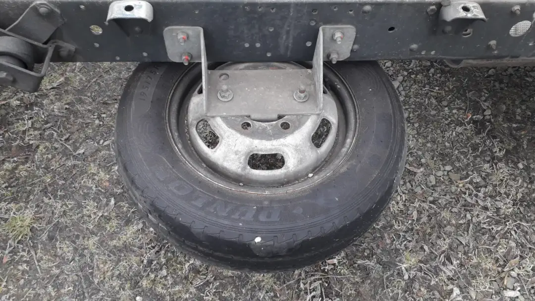 Przebita opona w Traficu? Jak wyjąć koło zapasowe bez stresu