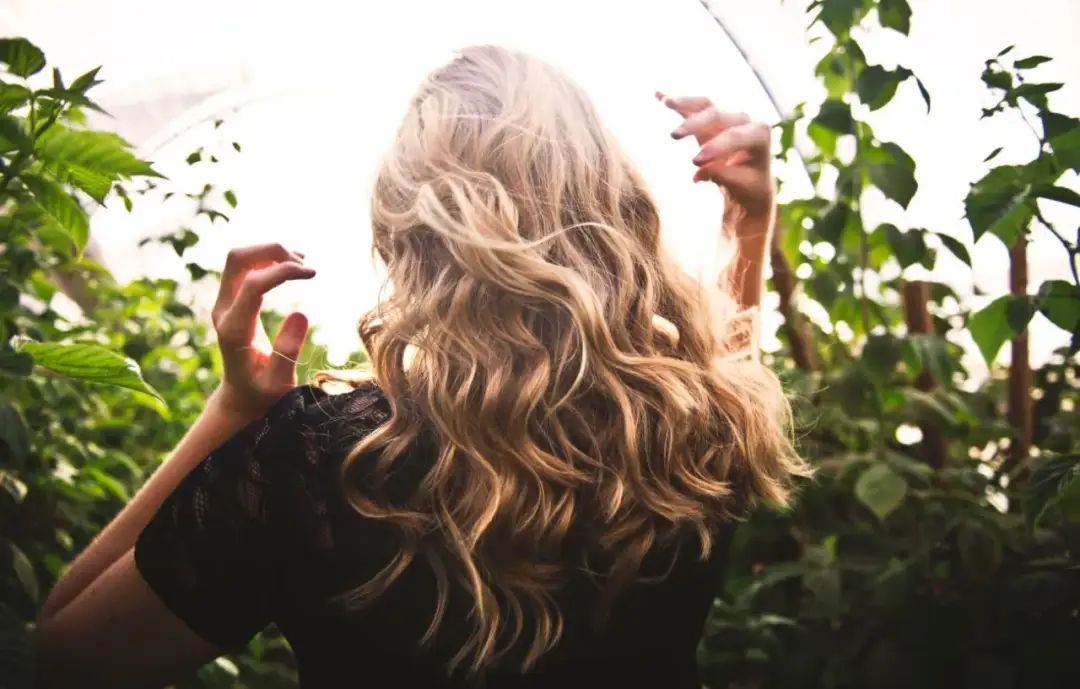 Trwałe loki prostownicą na długich włosach? Opanuj tę sztukę!